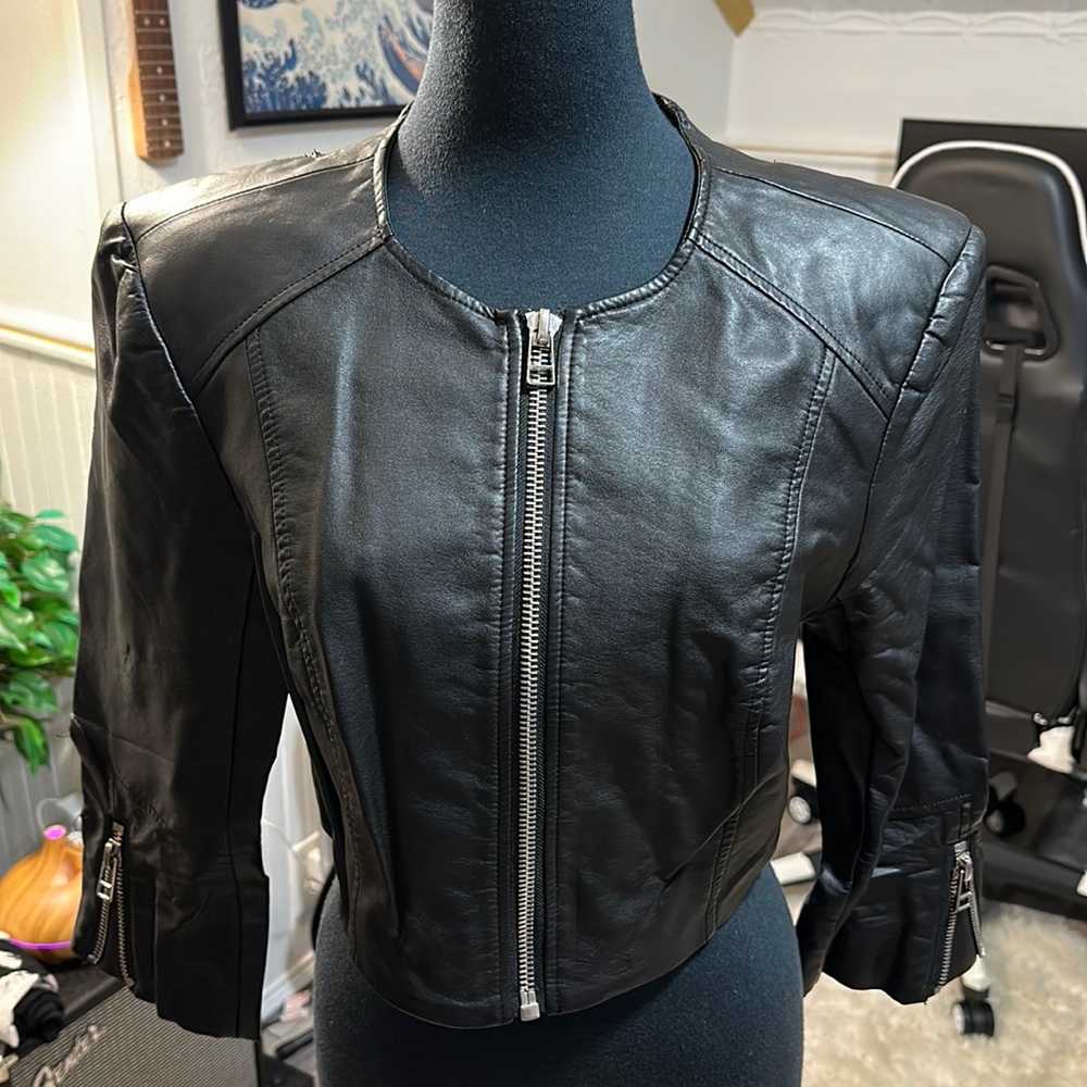 bebe Faux Leather Black Cropped Moto Jacket | Sz Médium Women’s